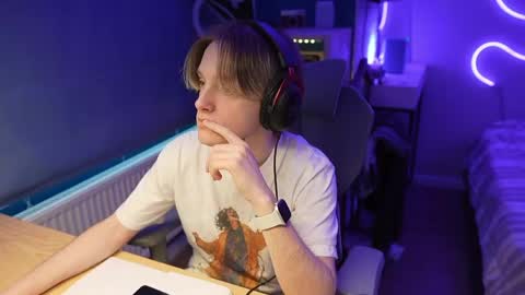 Snapshot of alexycutie chatting on April 2026 08:30:02 AM Alexycutie online show from April 2026 08:30:02 AM