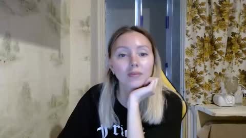 Snapshot of alice_smiles chatting on April 2026 11:28:01 AM Alice smiles online show from April 2026 11:28:01 AM