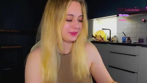 Snapshot of alice_wander chatting on May 2026 10:17:01 PM Alice online show from May 2026 10:17:01 PM