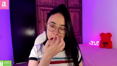 Snapshot of alicee_2 chatting on May 2026 01:27:01 PM Aliceee .. 97YP9VWGZHrefnav wishlist lists 1 online show from May 2026 01:27:01 PM