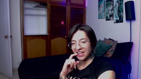 alicee_logan_ online show from November 2025 02:01:02 AM
