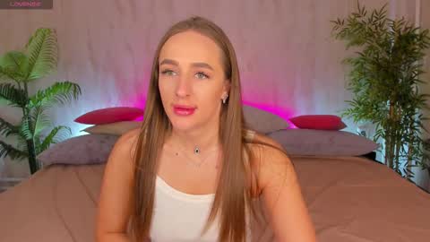 Snapshot of alicia_edwards chatting on December 2025 01:54:01 AM Mia online show from December 2025 01:54:01 AM