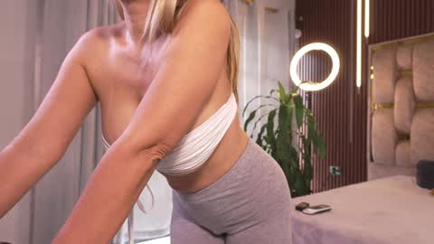 Alicia Lang online show from December 2025 03:52:02 PM