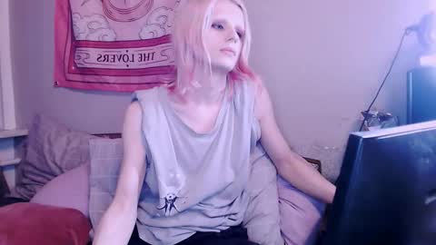 Snapshot of alien_bella chatting on December 2025 01:06:01 PM Alien Bella online show from December 2025 01:06:01 PM