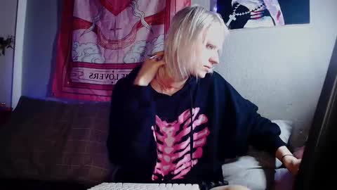 Snapshot of alien_bella chatting on February 2026 04:11:02 PM Alien Bella online show from February 2026 04:11:02 PM