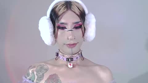 Snapshot of alienexxx chatting on January 2025 01:42:02 AM     online show from January 2025 01:42:02 AM