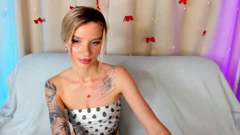 Snapshot of alina_lovelyx chatting on June 2026 01:22:01 AM Alina online show from June 2026 01:22:01 AM