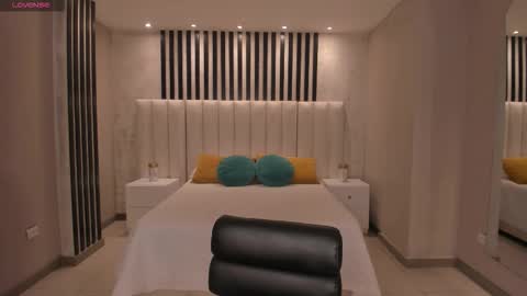 alinakravitz_ online show from September 2025 11:43:01 AM