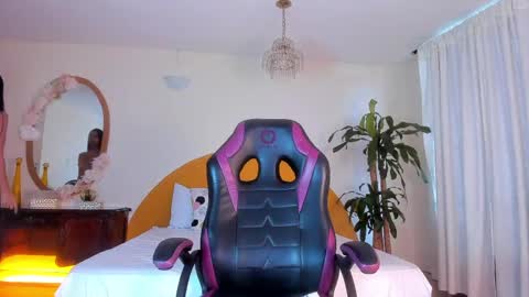 Snapshot of alinasimmons chatting on April 2026 12:32:02 PM AlinaSimmons online show from April 2026 12:32:02 PM