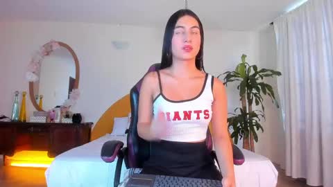 Snapshot of alinasimmons chatting on April 2026 12:43:01 PM AlinaSimmons online show from April 2026 12:43:01 PM