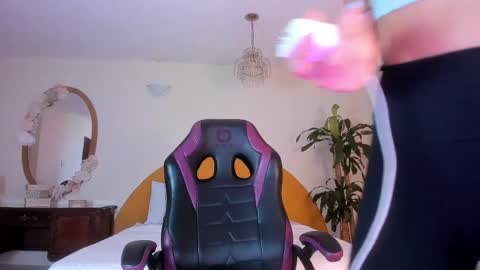 Snapshot of alinasimmons chatting on April 2026 12:45:02 PM AlinaSimmons online show from April 2026 12:45:02 PM