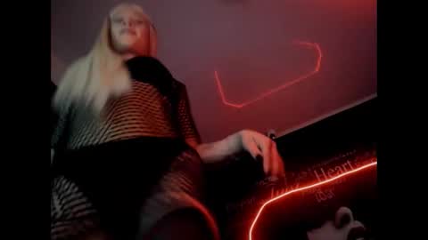 alishaa_nixx online show from September 2025 12:32:01 AM