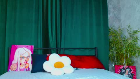 Snapshot of alison_moonlight chatting on April 2026 09:02:01 PM Alison online show from April 2026 09:02:01 PM