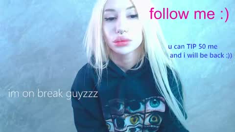 Snapshot of alison_moonlight chatting on April 2026 01:32:01 AM Alison online show from April 2026 01:32:01 AM