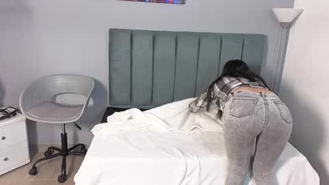 Snapshot of alli_cooper chatting on April 2026 11:55:01 AM Ali online show from April 2026 11:55:01 AM