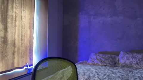 Snapshot of alliesynns chatting on April 2026 12:43:01 PM Allie online show from April 2026 12:43:01 PM