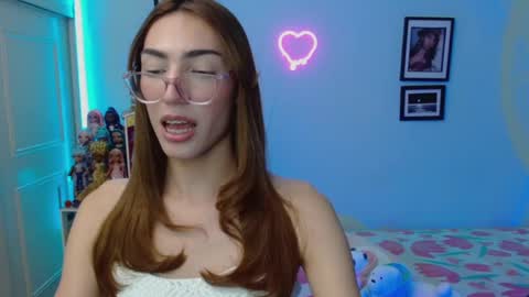 Snapshot of allisonblossom chatting on February 2025 04:05:01 AM online show from February 2025 04:05:01 AM