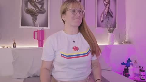 Snapshot of allisonroberts_ chatting on June 2026 07:01:01 PM Alli online show from June 2026 07:01:01 PM
