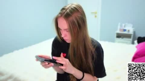 Snapshot of alllura chatting on April 2026 09:26:01 PM Axi online show from April 2026 09:26:01 PM