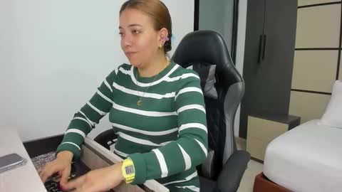 Snapshot of alma_fenix chatting on September 2025 12:32:01 PM ALMA FENIX online show from September 2025 12:32:01 PM