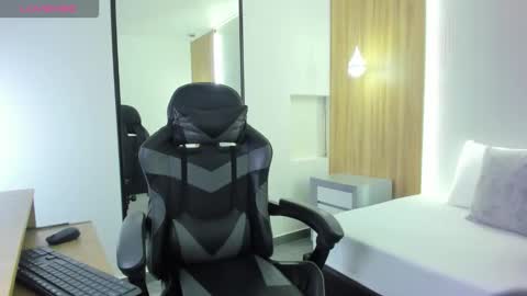 ALMA FENIX  online show from December 2025 06:46:02 PM