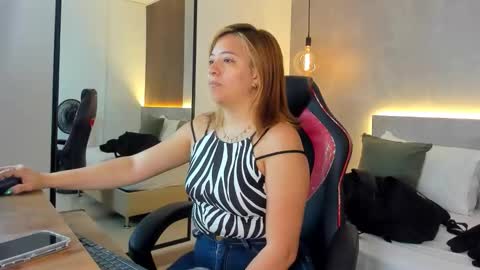 ALMA FENIX  online show from December 2025 12:42:02 PM