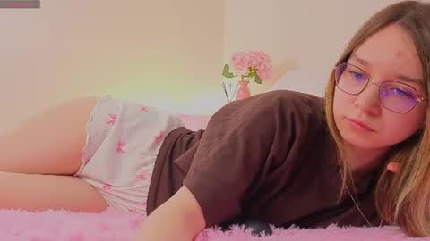 Snapshot of aloreanna chatting on June 2026 05:01:02 PM Alorenna online show from June 2026 05:01:02 PM