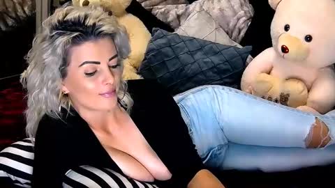 Snapshot of alyblonde chatting on December 2024 01:28:01 PM aly online show from December 2024 01:28:01 PM