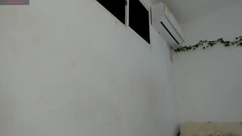 Snapshot of amaia_baez chatting on April 2026 07:03:01 PM AMAIA online show from April 2026 07:03:01 PM