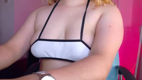 Snapshot of amalia_rosse_ chatting on January 2026 11:09:01 PM Amalia Im Back See you soon this January 7 at 10 pm Colombia time online show from January 2026 11:09:01 PM