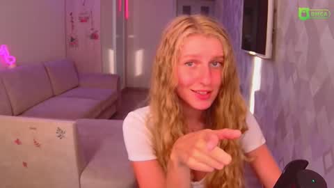 Snapshot of amaliaqueen999 chatting on September 2025 02:18:01 PM Amalia online show from September 2025 02:18:01 PM