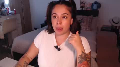 Snapshot of amarat_jolie chatting on April 2026 04:34:01 AM Mila online show from April 2026 04:34:01 AM