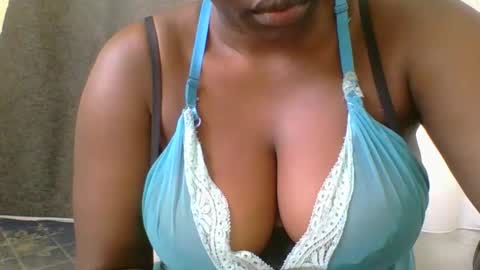 Mia online show from November 2025 10:27:01 AM