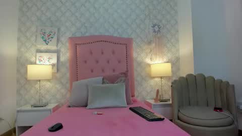 amber  ferrera online show from December 2025 08:02:02 PM