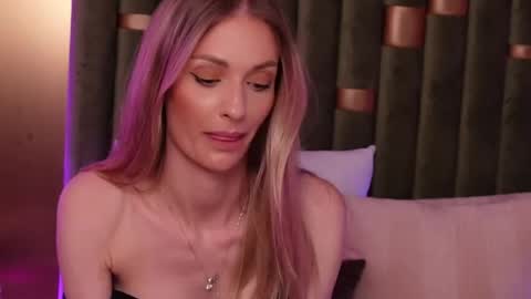 Amelia online show from May 2026 07:30:02 PM