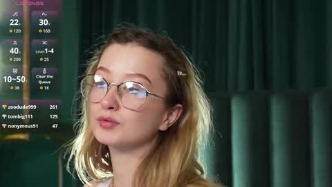 Snapshot of amelieviolet chatting on March 2026 08:19:01 AM Amelie online show from March 2026 08:19:01 AM