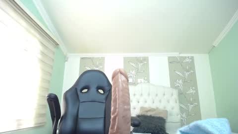 Snapshot of amell_thomson chatting on December 2024 02:11:01 PM Amell Thomson online show from December 2024 02:11:01 PM