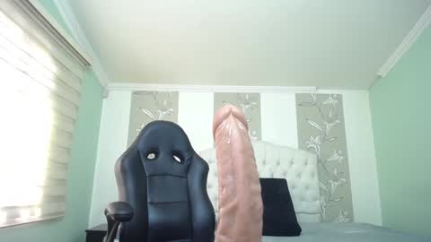 Snapshot of amell_thomson chatting on December 2024 02:00:01 PM Amell Thomson online show from December 2024 02:00:01 PM