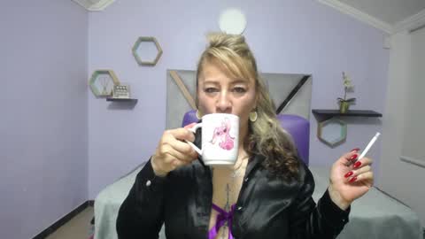 Snapshot of amell_thomson chatting on December 2024 10:01:01 AM Amell Thomson online show from December 2024 10:01:01 AM
