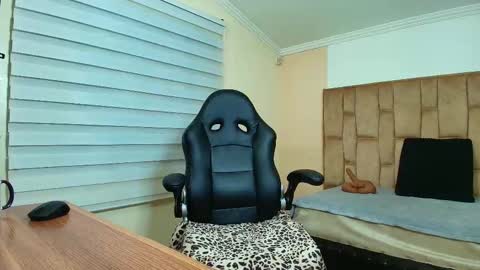 Amell Thomson online show from November 2025 10:51:02 AM