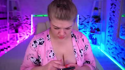 Snapshot of amellywhite chatting on June 2026 12:25:01 PM Alina online show from June 2026 12:25:01 PM