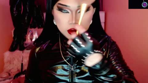 Snapshot of amiadoll chatting on April 2026 05:06:02 PM Queen Mireska online show from April 2026 05:06:02 PM