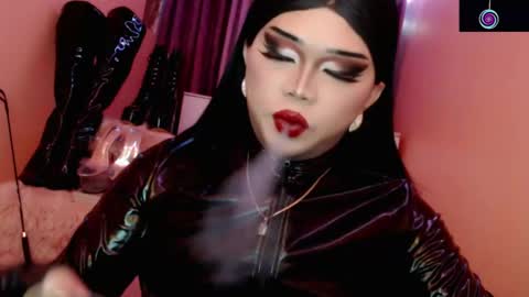 Snapshot of amiadoll chatting on April 2026 05:07:02 PM Queen Mireska online show from April 2026 05:07:02 PM