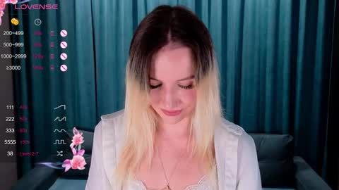 Snapshot of amygreen__ chatting on April 2026 06:12:02 PM Anna online show from April 2026 06:12:02 PM