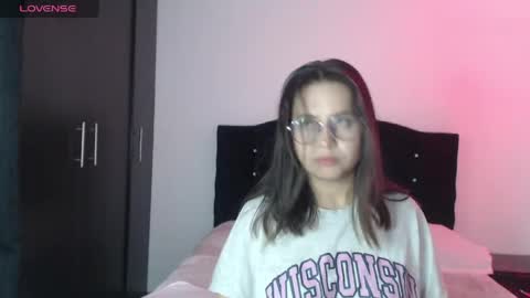 Snapshot of ana_arms_ chatting on April 2026 07:44:01 PM ana_arms_ online show from April 2026 07:44:01 PM