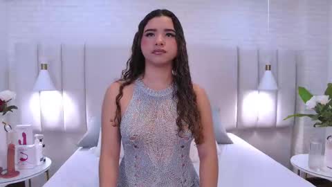 Mia online show from September 2025 12:27:02 PM