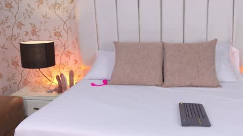 Mia online show from October 2025 12:11:01 PM