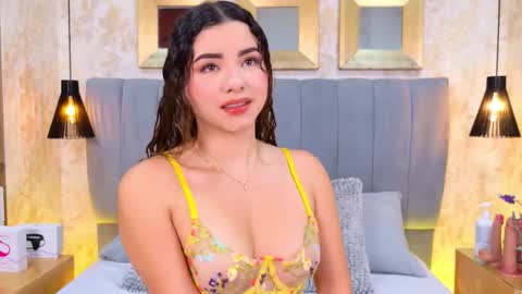 Mia online show from December 2025 12:22:02 PM