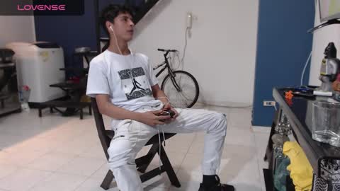 Snapshot of andressdean chatting on February 2025 11:55:02 PM Andres Dean online show from February 2025 11:55:02 PM