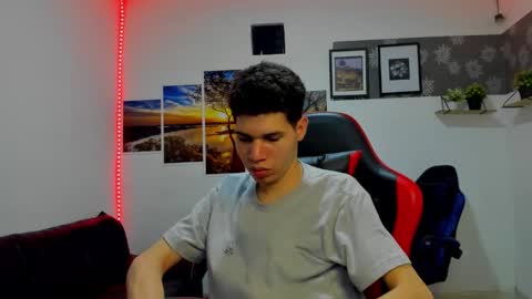 andrew_2811 online show from November 2025 03:19:01 AM